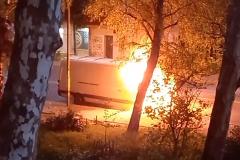 Požar na Miljakovcu: Eksplodiralo kombi vozilo, devet vatrogasaca se bori sa stihijom (VIDEO)