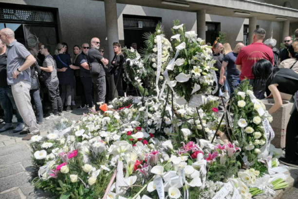 Srbija oplakuje žrtve dva masovna ubistva: Hapšenje u Rumi, incident u Banovićima, oglasilo se Više javno tužilaštvo (FOTO/VIDEO)