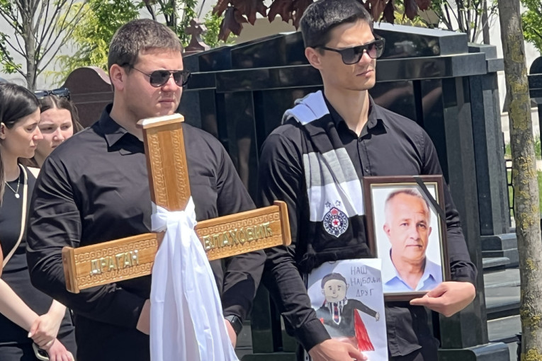 Potresan govor porodice na sahrani ubijenog čuvara Dragana: "Raširio je krila misleći da će sakupiti zlo olovo, tragediju nije sprečio"