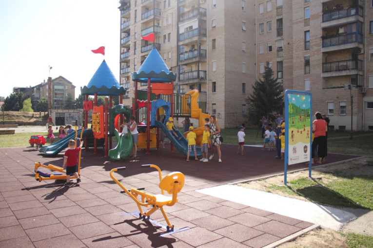 Drama u centru Kragujevca: Dečak se zaglavio u mobilijaru u parku!