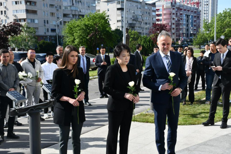 Odata počast novinarima poginulim u bombardovanju ambasade Kine: "Srbija večno pamti NATO agresiju i 7. maj 1999. godine"