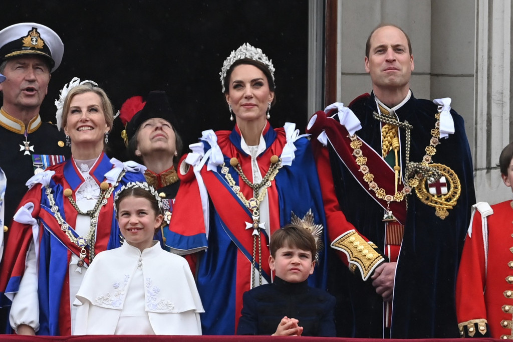 Kejt Midlton i princeza Šarlot su na krunisanju kralja Čarlsa umesto tijare nosile ukras od lovorovih venaca: Šta to zapravo znači? (FOTO)