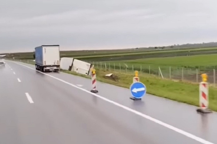 Nezgoda kod Feketića: Kamion sleteo sa puta, saobraćaj se odvija normalno (VIDEO)