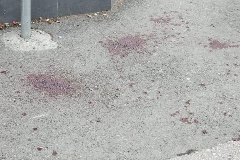 Jezivi tragovi krvi u blizini čačanske Gimnazije: Mladić jutros primljen u Opštu bolnicu zbog povreda glave (FOTO)