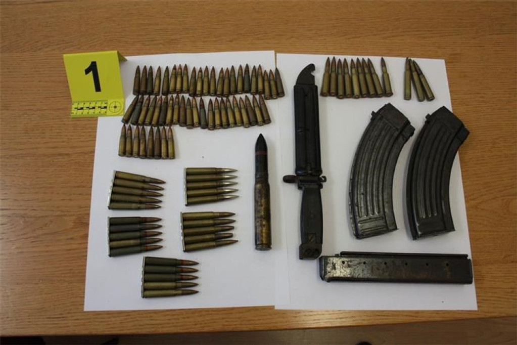Policija u Metkoviću pronašla arsenal oružja: U kući mladića (20) našli i topovsko zrno!