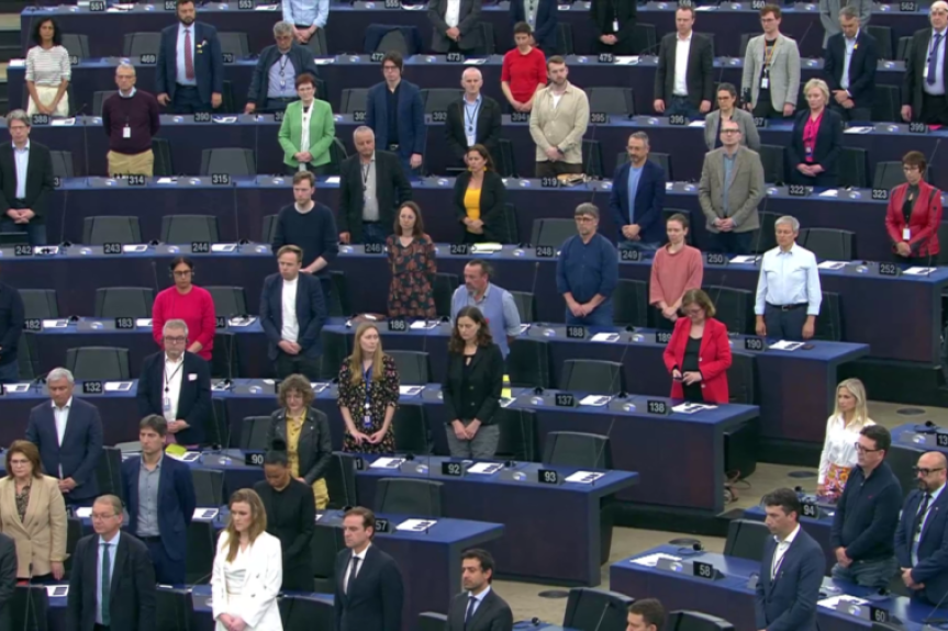 Minut ćutanja u Evropskom parlementu za žrtve masakra u Srbiji! "Zločinci moraju da odgovaraju"