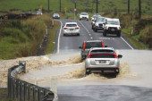 Poplave u najvećem gradu Novog Zelanda: Proglašeno vanredno stanje u Oklandu, nestao srednjoškolac (FOTO)