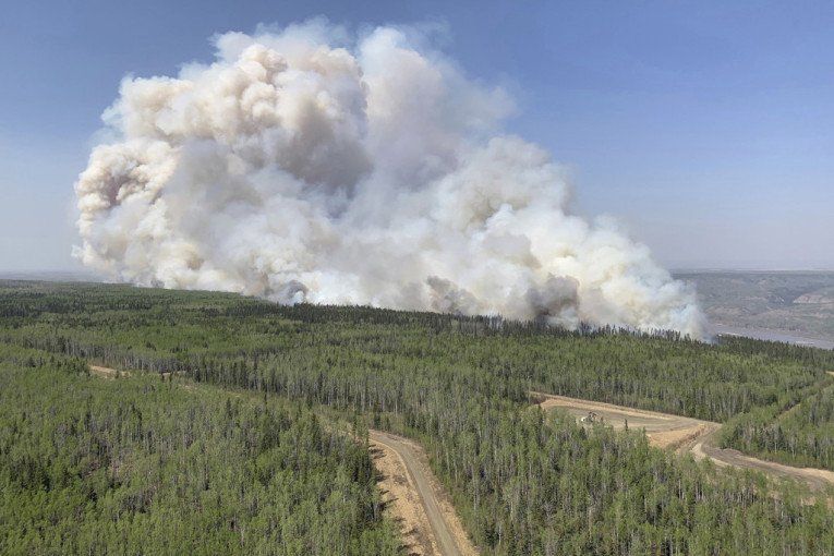 Šumski požari bukte u Kanadi: Gotovo 30.000 ljudi je evakuisano, čak i vojska uskače u pomoć (FOTO)