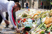 Fudbaleri Zvezde položili cveće ispred OŠ "Vladislav Ribnikar"! Anđeli naši, živećete večno u srcima svih nas!