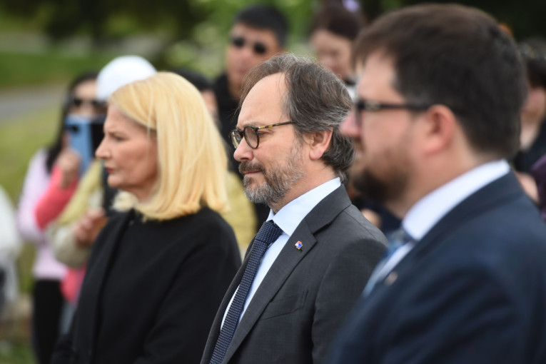 Na Dan Evrope odata počast žrtvama dva masakra u Srbiji: Miščević sa ambasadorima EU i Švedske otkrila cvetnu instalaciju u obliku srca
