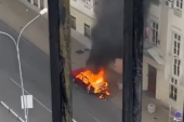 Dim kuljao u centru Beograda: Izgoreo automobil kod Beograđanke (VIDEO)