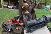 Nikola (11) sa dedom pravi makete poljoprivrednih mašina i stvara magiju: Vikende provodi na selu, ne ispred ekrana (FOTO)