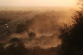 Oblak peska iz Sahare prekrio Grčku: Atina se guši, na Kritu posebno alarmantno (FOTO)