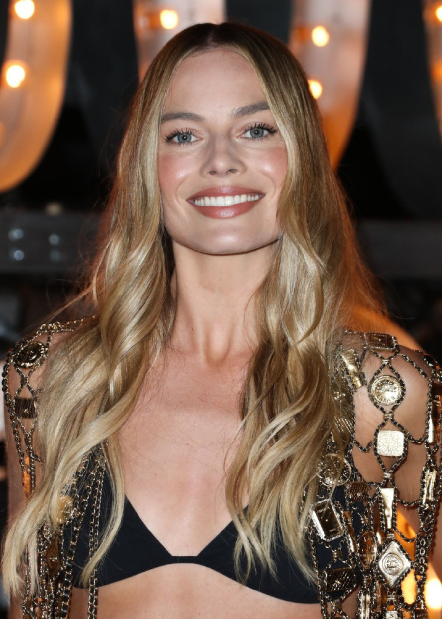 „Chanel“ u Holivudu okupio slavne dame – a Margo Robi je ukrala pažnju u hipi stajlingu 70-ih (FOTO)