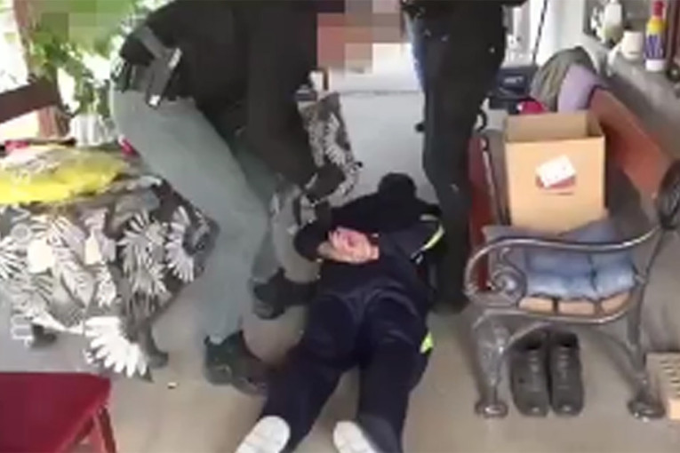 Pogledajte kako je uhapšen otac ubice iz Mladenovca! Policija mu oduzela lovačke puške, pištolje i preko 100 komada municije (VIDEO)