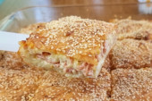 Recept dana: Cepkana pita sa sirom i šunkom - pripremite je po grčkom receptu i dobićete idealan doručak ili večeru (VIDEO)