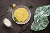 Omiljeni prilog na malo drugačiji način: Da li ste znali koliko je pire krompir sa belim lukom i parmezanom ukusan?