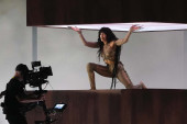 Skandal na Evroviziji: Dok je Lorin pevala, muškarac skočio na scenu, obezbeđenje ga oborilo na pod! (VIDEO)