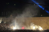 Grobari okupirali Kalemegdan! Baklje, pesma i navijanje dok se gleda odlučujući meč Partizana (FOTO/VIDEO)