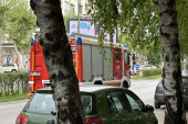 Gore automobili na Voždovcu: Vatrogasci se bore da spreče širenje na drveće (VIDEO)