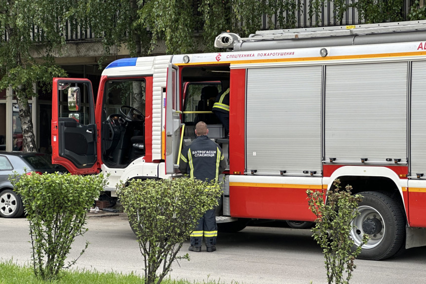 Goreli krov i potkrovlje stambene zgrade u Užicu: Deca prva primetila dim i pozvala upravnika zgrade