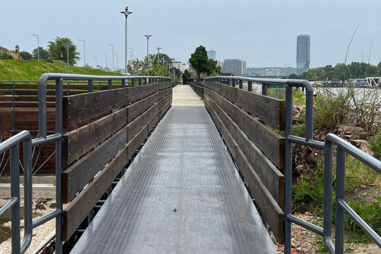 Pešaci i biciklisti konačno dobili bezbedan put preko Vodene kapije: Postavljen metalni mostić na prvom delu Linijskog parka (FOTO/VIDEO)