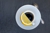 Ljudi masovno u kafu cede limun da bi smršali, a evo šta o tome misli nutricionista