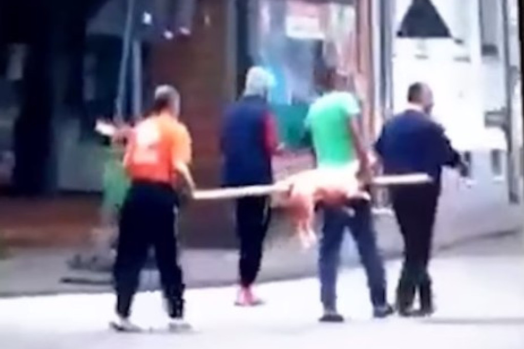 Nemci se uznemirili zbog životinje na ražnju: Četiri muškarca prošetala centrom grada i izazvala pometnju! (VIDEO)