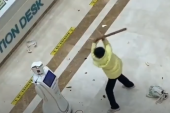 Žena u bolnici nasrnula palicom na robota: Delovi leteli na sve strane, radnici nisu smeli da joj priđu (VIDEO)