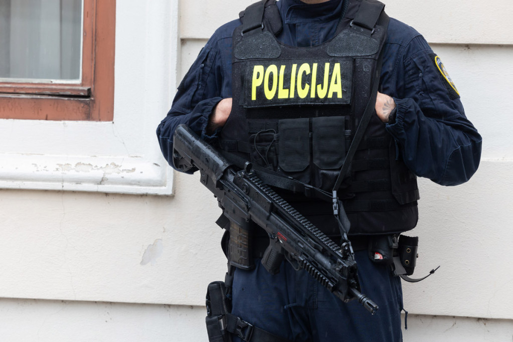 Tinejdžer izbo policajca u Splitu!