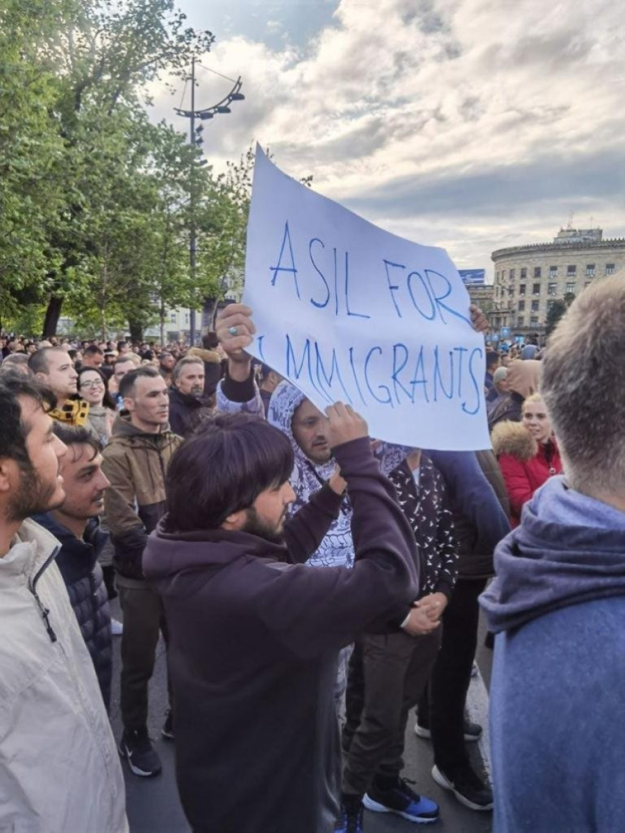 Ni reči protiv nasilja: Na protestu opozicije migranti traže azil!? (FOTO)