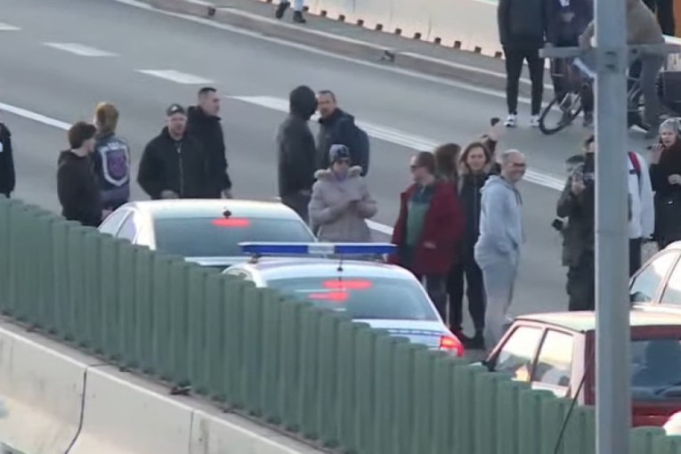Ovako se opozicija "bori protiv nasilja": Hitna pomoć nije mogla da prođe zbog opozicionara! (VIDEO)