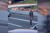 Drogirani i nasmejani maltretiraju građane: Opozicija napravila haos na auto-putu (VIDEO)