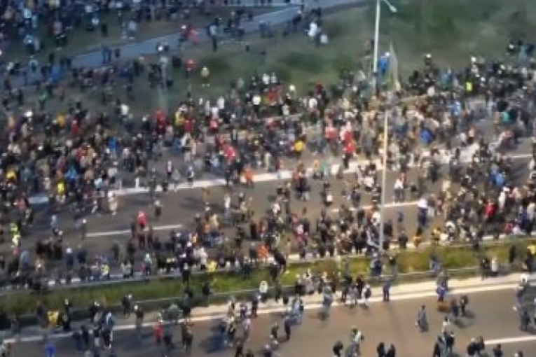 Pojavio se snimak koji pokazuje koliko je zaista ljudi bilo na protestu opozicije (VIDEO)