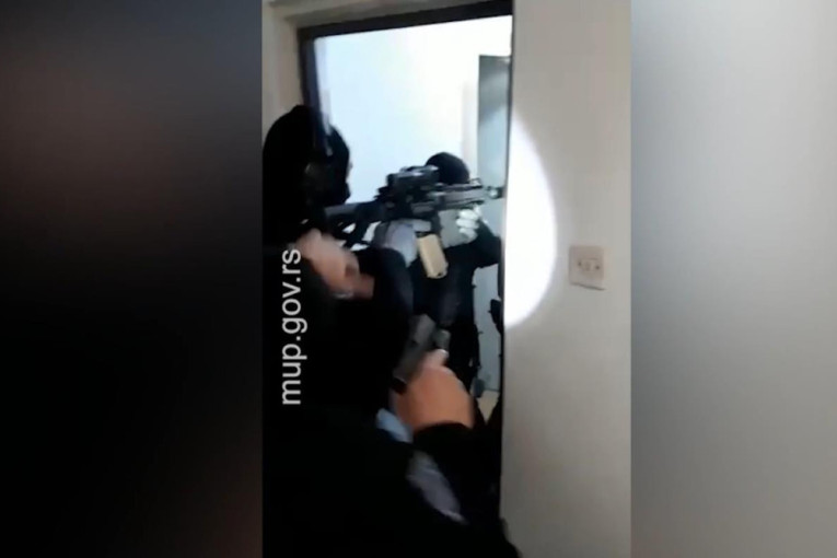 Izazivanje panike i nereda: Uhapšen zbog fotografije sa oružjem i zastavom Islamske države (VIDEO)