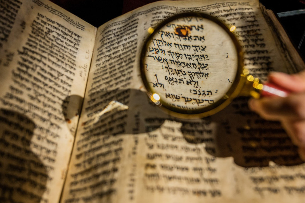 Stara je preko hiljadu godina i vredna između 30 i 50 miliona evra: Čuvena Hebrejska Biblija na aukciji (FOTO)