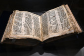 Za četiri minuta do 38 miliona dolara: Prodata čuvena Hebrejska Biblija (FOTO)
