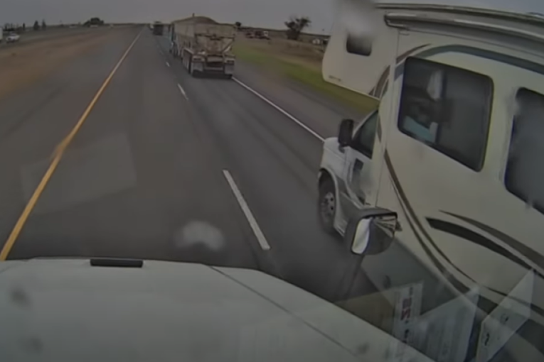 Vozač prikolice nemarno hteo da pretiče na putu, pa čudom preživeo strašan sudar (VIDEO)