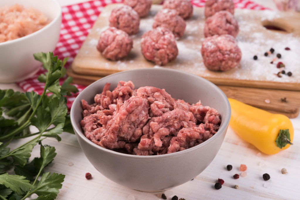 Recept dana: Gurmanske rolnice od mlevenog mesa, sočne i toliko ukusne da nestaju za tren oka