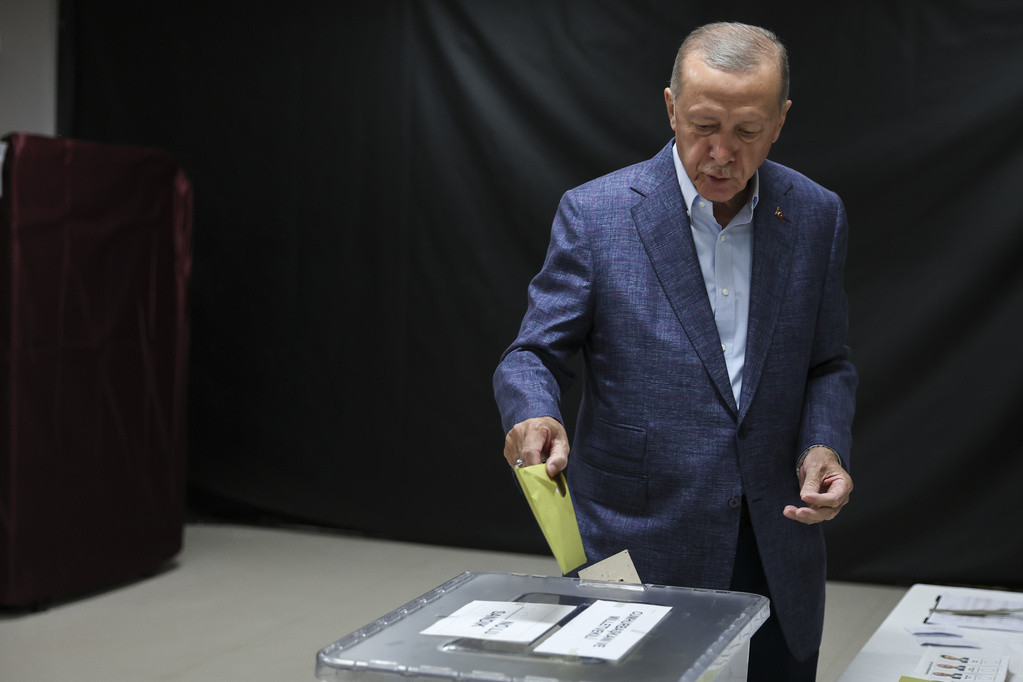 Erdogan glasao u Istanbulu, a glavni rival Kiličdaroglu u Ankari (VIDEO)