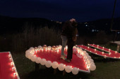 Ljubav na srpsko-holivudski način: Mladen i Milica se verili na mestu sa kog pogled puca na pola Šumadije (FOTO)