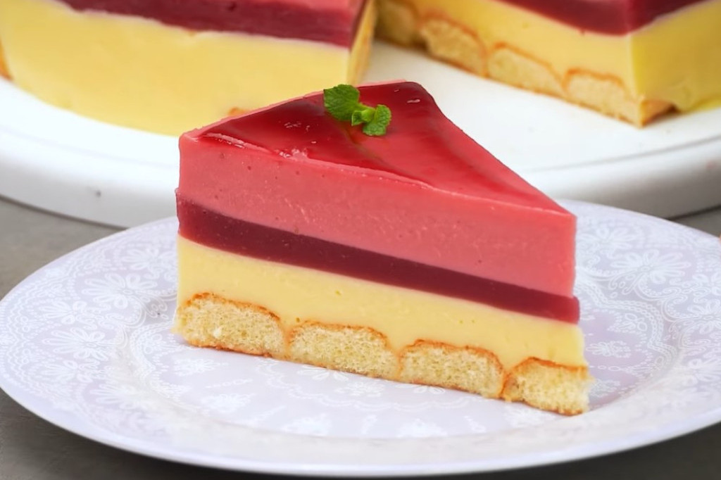 Recept dana: Voćna torta sa pudingom i piškotama - kraljica lepote i ukusa koju jednostavno morate da probate (VIDEO)