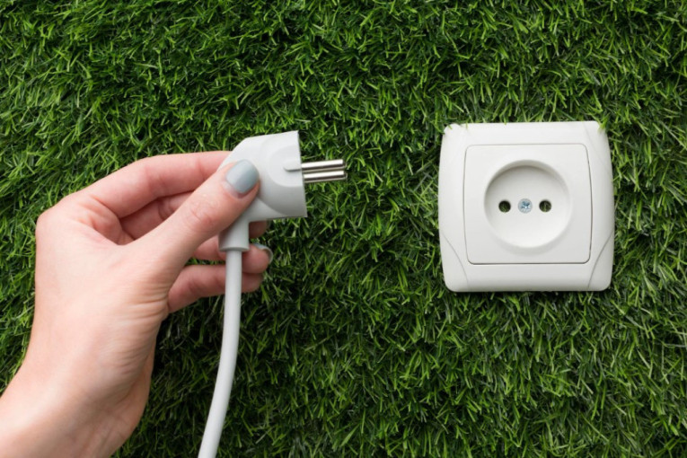 Razbijanje večitog mita: Da li punjač koji je stalno u utičnici predstavlja opasnost i troši struju?