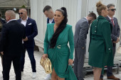 Đanijeva Slađa ukrala šou na sinovljevoj svadbi: Pojavila se u provokativnoj haljini sa dubokim prorezom, a dekolte "kipi" (FOTO)