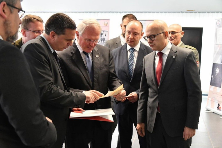 Gradonačelnik Novog Sada Đurić sa ministrom Vučevićem i ambasadorom SAD posetio izložbu u Istorijskom arhivu