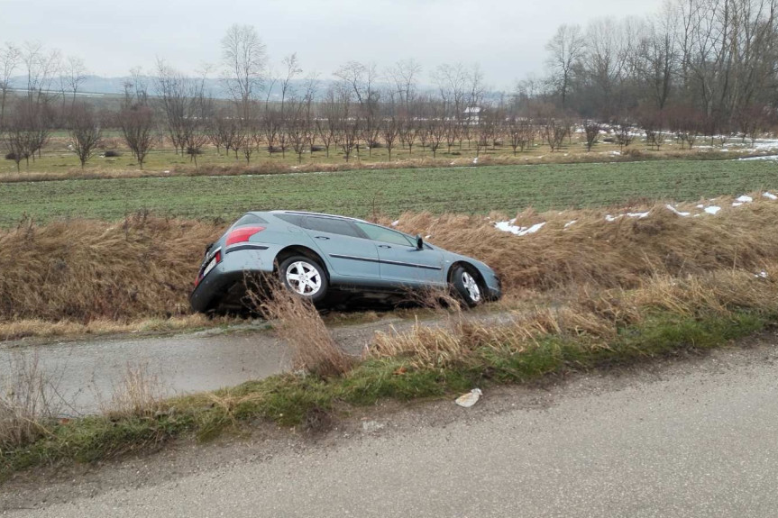 "Mala nepažnja i završite u kanalu kao ova dva vozila": Saobraćajna nezgoda na putu Aranđelovac - Markovac