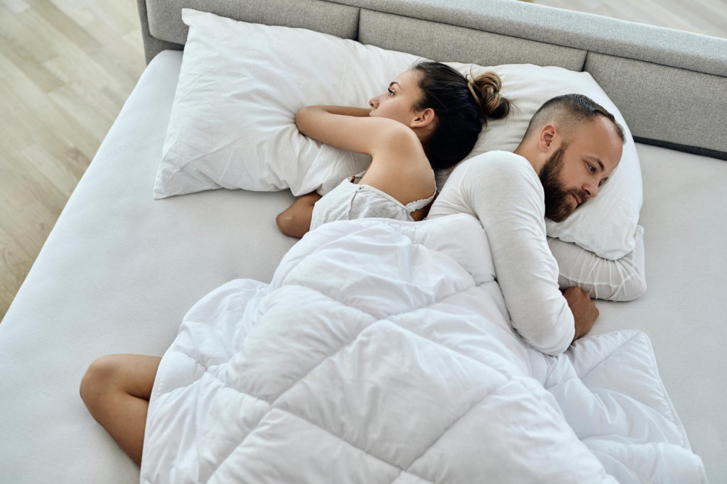 Borba za prekrivač i različito vreme leganja: Ovo je pet navika u krevetu koje uništavaju vašu vezu