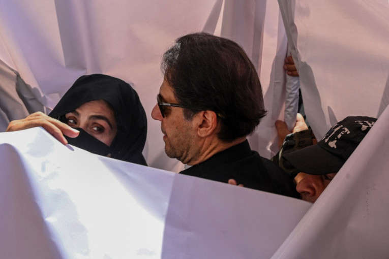 Supruga Imrana Kana optužena za korupciju: U njegovoj pratnji došla do suda
