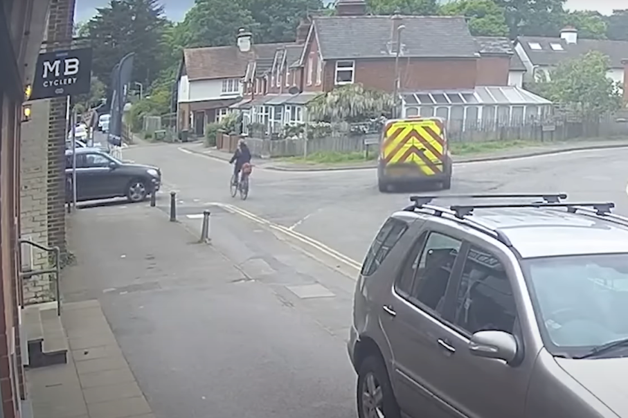 Jeziv potez vozača: „Mercedesom“ oborio staricu na biciklu, prešao preko nje i nastavio dalje