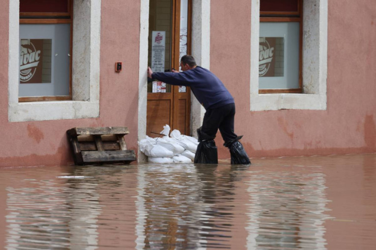 Žestoke borbe sa poplavama u Hrvatskoj: Za jedan dan palo 250 litara kiše po kvadratnom metru!